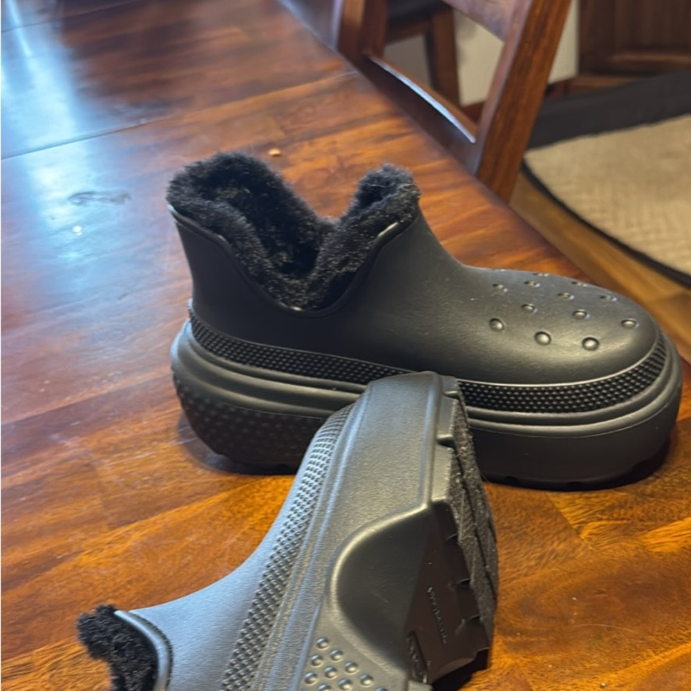 CROCS Black Ankle Boots with Fur Lining
